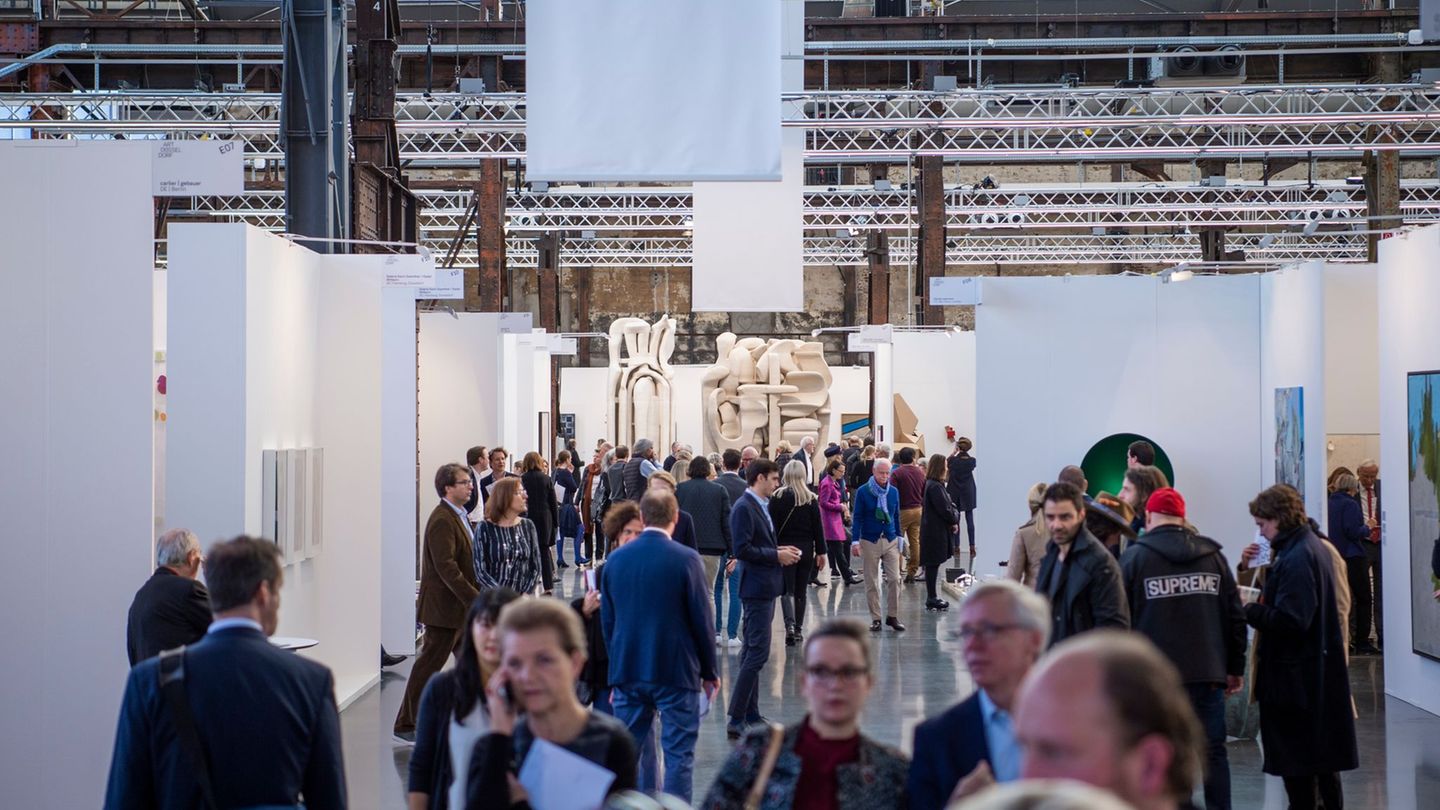 Die Kunstmesse Art Düsseldorf setzt auf ein finanzstarkes Fundament im Rheinland. (Archivbild) Foto: Christophe Gateau/dpa