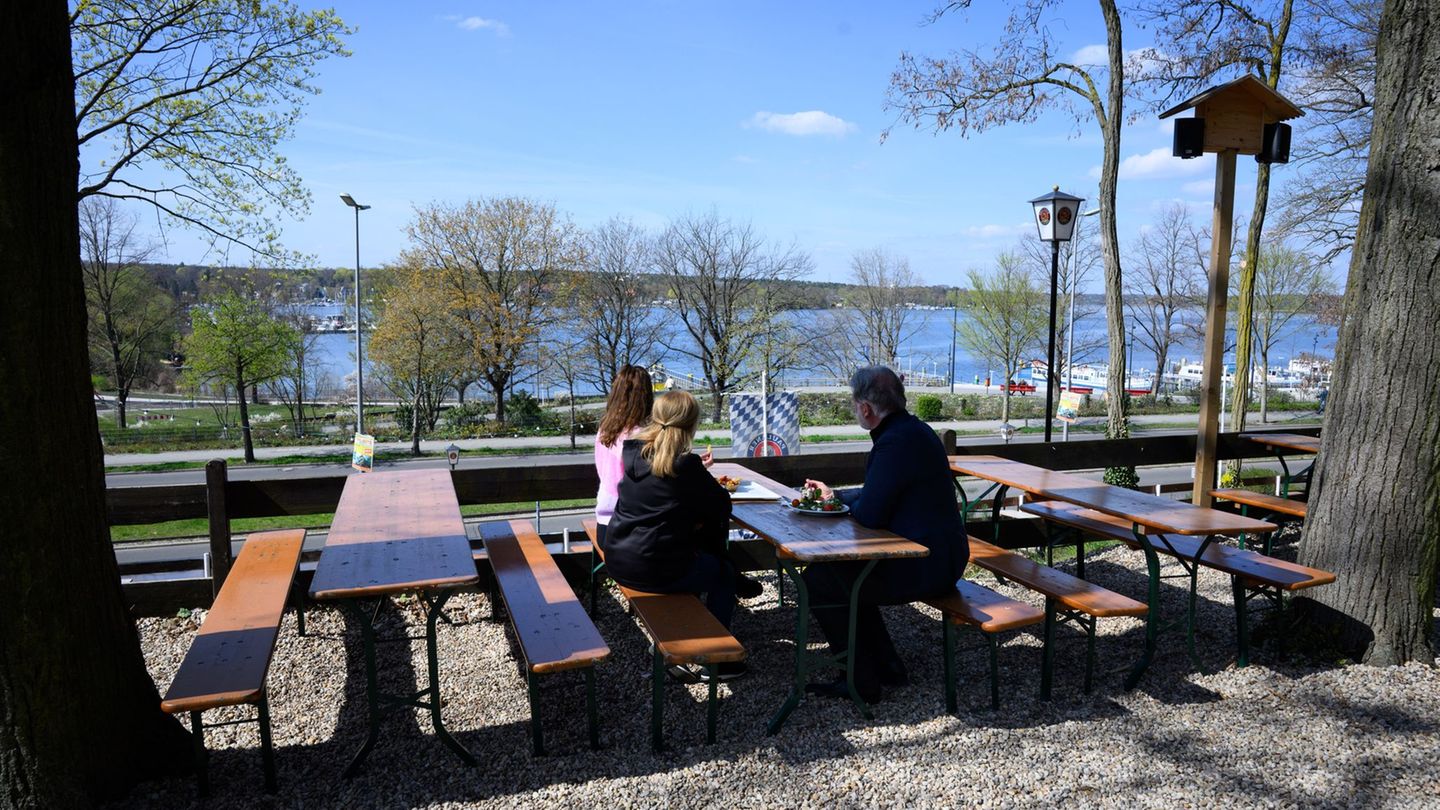 Neben dem eigenen Garten und Balkon sind bei schönem Wetter auch Biergärten beliebte Ziele, um die Sonne zu genießen. Foto: Bern