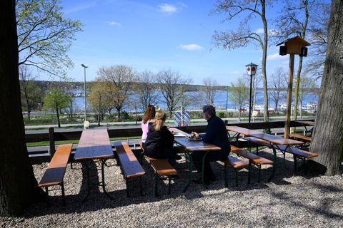 Neben dem eigenen Garten und Balkon sind bei schönem Wetter auch Biergärten beliebte Ziele, um die Sonne zu genießen. Foto: Bern