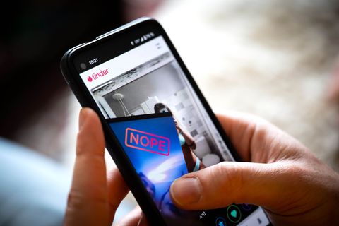 Das berühmte Swipen: die Dating-App Tinder auf einem Smartphone. (Archivbild) Foto: Sina Schuldt/dpa/dpa-tmn