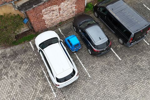 Der Peel passt auch zwischen zwei Parklücken. Foto: Benjamin Müller/dpa