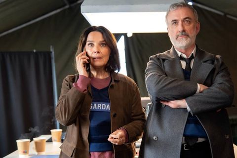 "Der Irland-Krimi: Du gehörst mir": Kriminalpsychologin Cathrin Blake (Désirée Nosbusch, l.) spricht in Anwesenheit von Superi