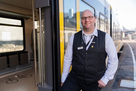 Der Zugbegleiter Ronald-Phillip Tolkiehn erhält den Preis Eisenbahner mit Herz. Foto: Lorenz Bee/Allianz pro Schiene/dpa