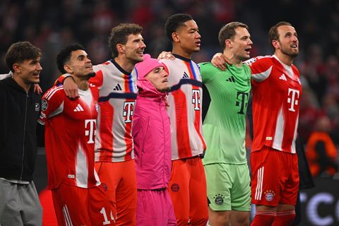 Die Bayern-Profis bejubeln den Einzug ins Halbfinale, der für den Verein auch viele Millionen Euro wert ist. Foto: Tom Weller/dp