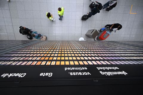 Auf der Anzeigentafel am Münchner Flughafen stehen heute viele annullierte Flüge. (Symbolbild) Foto: Felix Hörhager/dpa