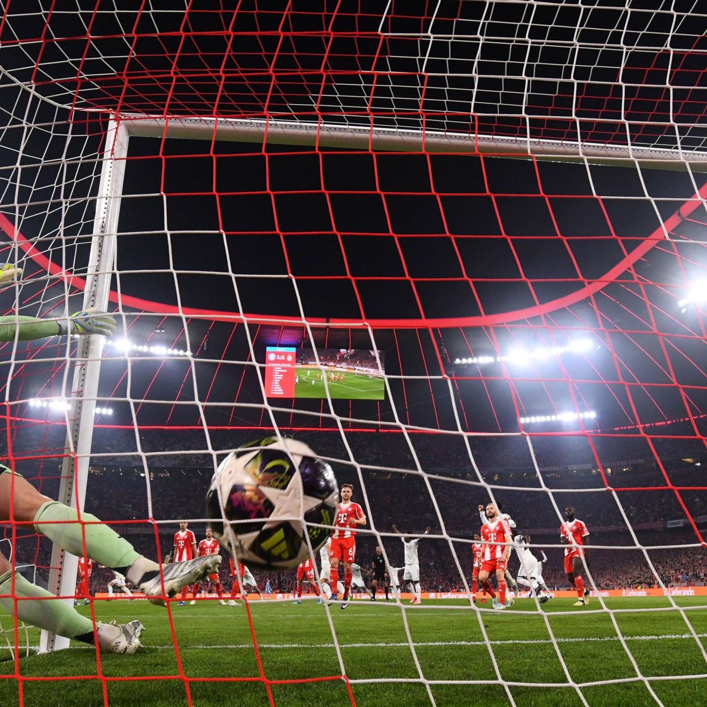 Ball und Neuer zappeln im Netz des FC Bayern: „Wir müssen erstmal verarbeiten, was heute hier passiert ist“