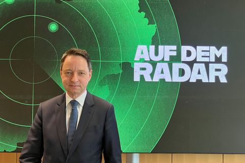 Der Verfassungsschutz NRW mit seinem Chef Jürgen Kayser stellt mehr politisch motivierte Straftaten fest. (Archivbild) Foto: Fra