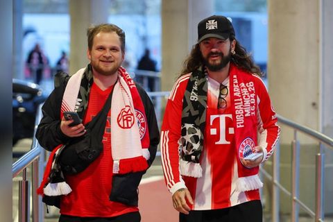 Tom Kaulitz auf den Weg zu seinem Tribünenplatz.
