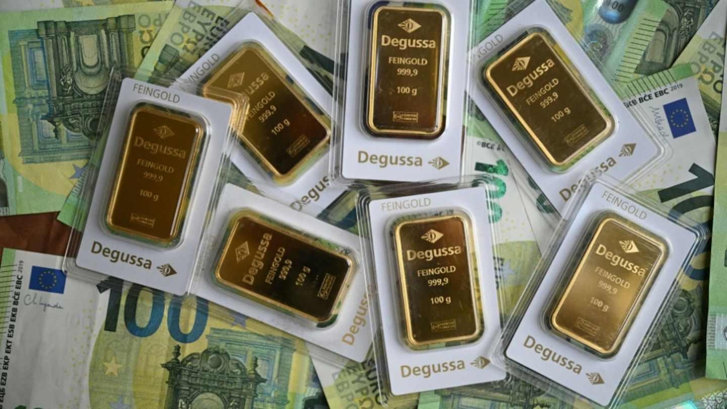 Kleine Goldbarren und 100-Euro-Scheine