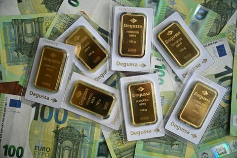 Kleine Goldbarren und 100-Euro-Scheine