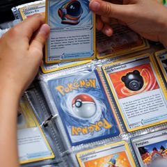 Pokémon-Karten im Sammelordner