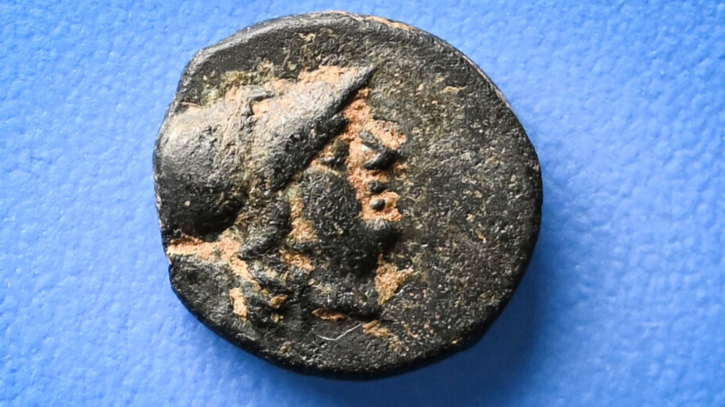 „Wissenschaftliche Besonderheit“: Schüler findet seltene Münze aus dem antiken Griechenland – in Berlin
