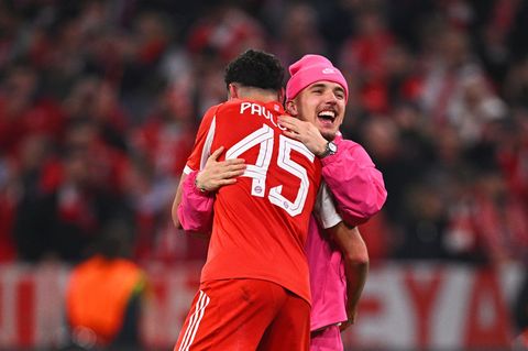 Von Kopf bis Fuß in Pink: Bayern Münchens Nachwuchskicker Lennart Karl. Foto: Tom Weller/dpa