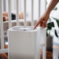 Deal News: Eine Frau schaltet ihren