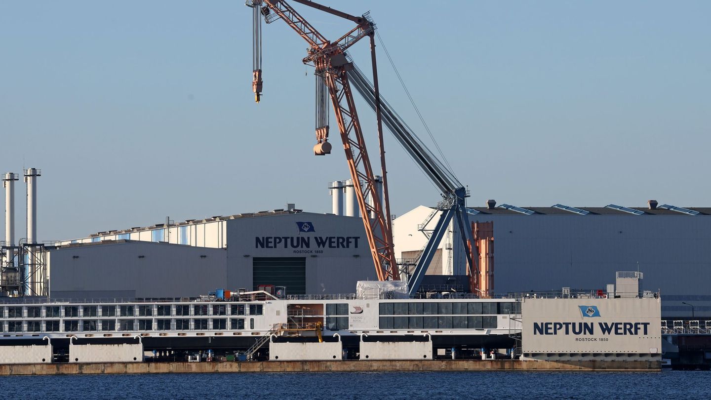 In Rostock-Warnemünde sollen künftig Konverterplattformen gebaut werden. (Archivbild) Foto: Bernd Wüstneck/dpa