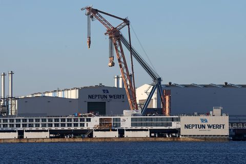 In Rostock-Warnemünde sollen künftig Konverterplattformen gebaut werden. (Archivbild) Foto: Bernd Wüstneck/dpa