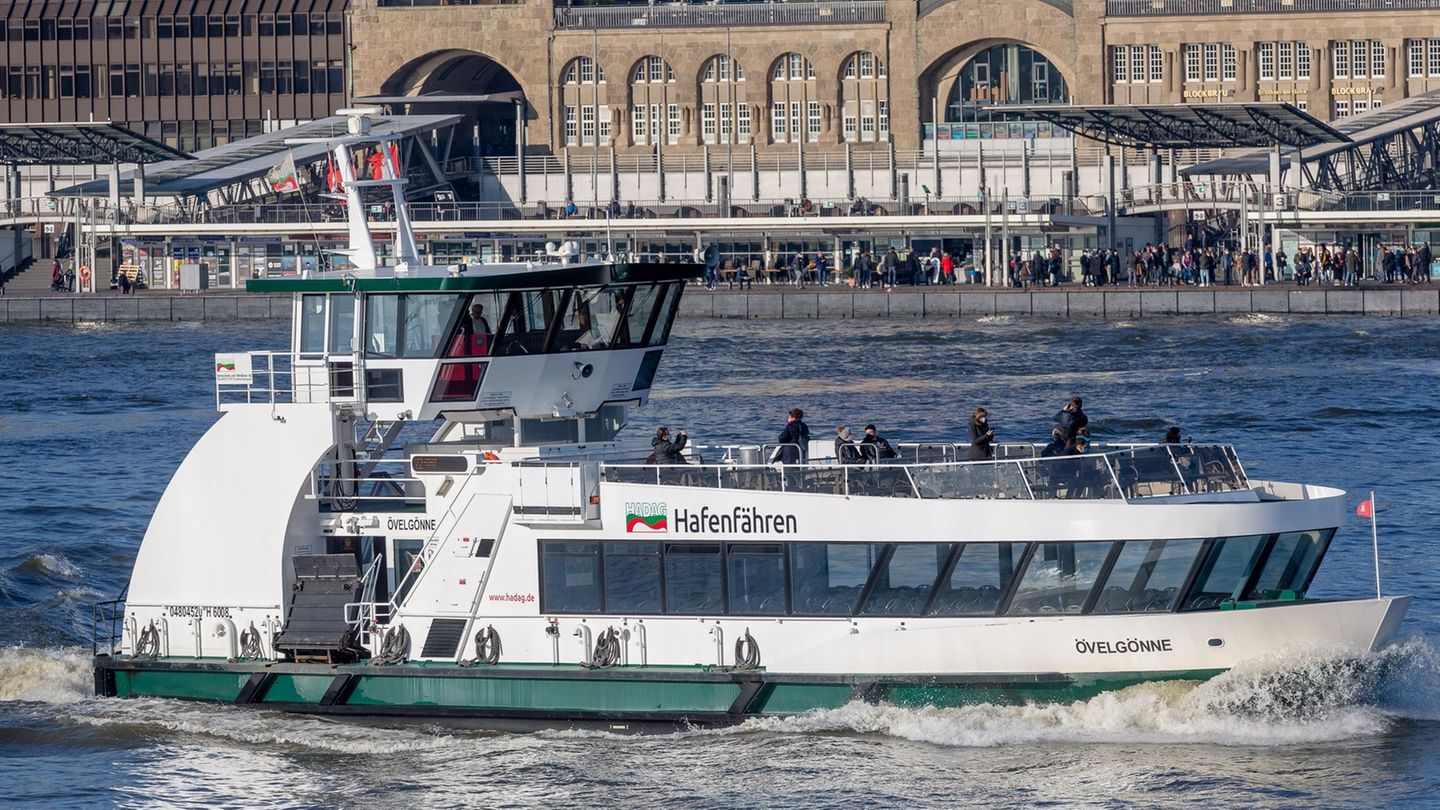 Die Fähre "Övelgönne" ist am Anleger Hamburg-Finkenwerder mit einer anderen Hafenfähre zusammengestoßen. (Archivbild) Foto: Mark