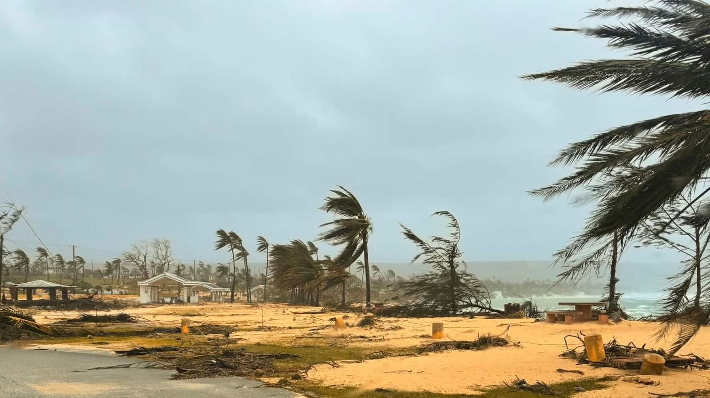 Tinian, USA. Der Supertaifun „Sinlaku“ hat die Nördlichen Marianen im Westpazifik mit voller Wucht getroffen und Augenzeugen zufolge schwere Schäden verursacht. Ganze Inselteile des Tropenparadieses seien zerstört, berichtete die Online-Zeitung „Pacific Daily News“. Der Sturm erreichte nach Angaben des lokalen Wetterdienstes Windgeschwindigkeiten von mehr als 210 Kilometern pro Stunde, als er in der Nacht (Ortszeit) auf die besonders betroffenen Inseln Saipan und Tinian traf. Hunderte, möglicherweise Tausende Menschen seien obdachlos, hieß es. Experten zufolge handelte es sich um den bisher stärksten Tropensturm des Jahres.