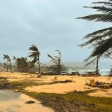 Tinian, USA. Der Supertaifun „Sinlaku“ hat die Nördlichen Marianen im Westpazifik mit voller Wucht getroffen und Augenzeugen zufolge schwere Schäden verursacht. Ganze Inselteile des Tropenparadieses seien zerstört, berichtete die Online-Zeitung „Pacific Daily News“. Der Sturm erreichte nach Angaben des lokalen Wetterdienstes Windgeschwindigkeiten von mehr als 210 Kilometern pro Stunde, als er in der Nacht (Ortszeit) auf die besonders betroffenen Inseln Saipan und Tinian traf. Hunderte, möglicherweise Tausende Menschen seien obdachlos, hieß es. Experten zufolge handelte es sich um den bisher stärksten Tropensturm des Jahres.