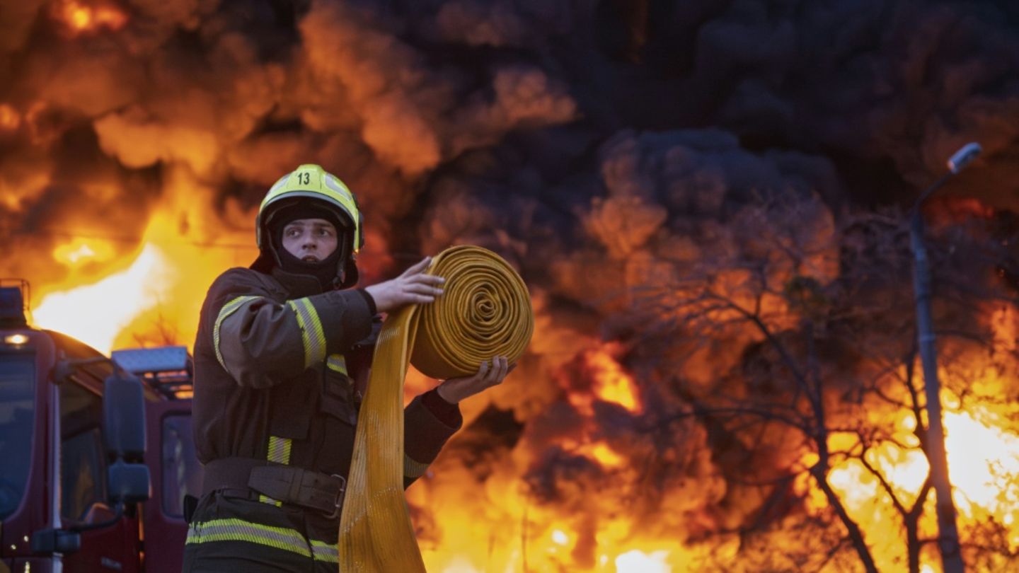 Feuerwehreinsatz in Kiew nach russischen Angriffen