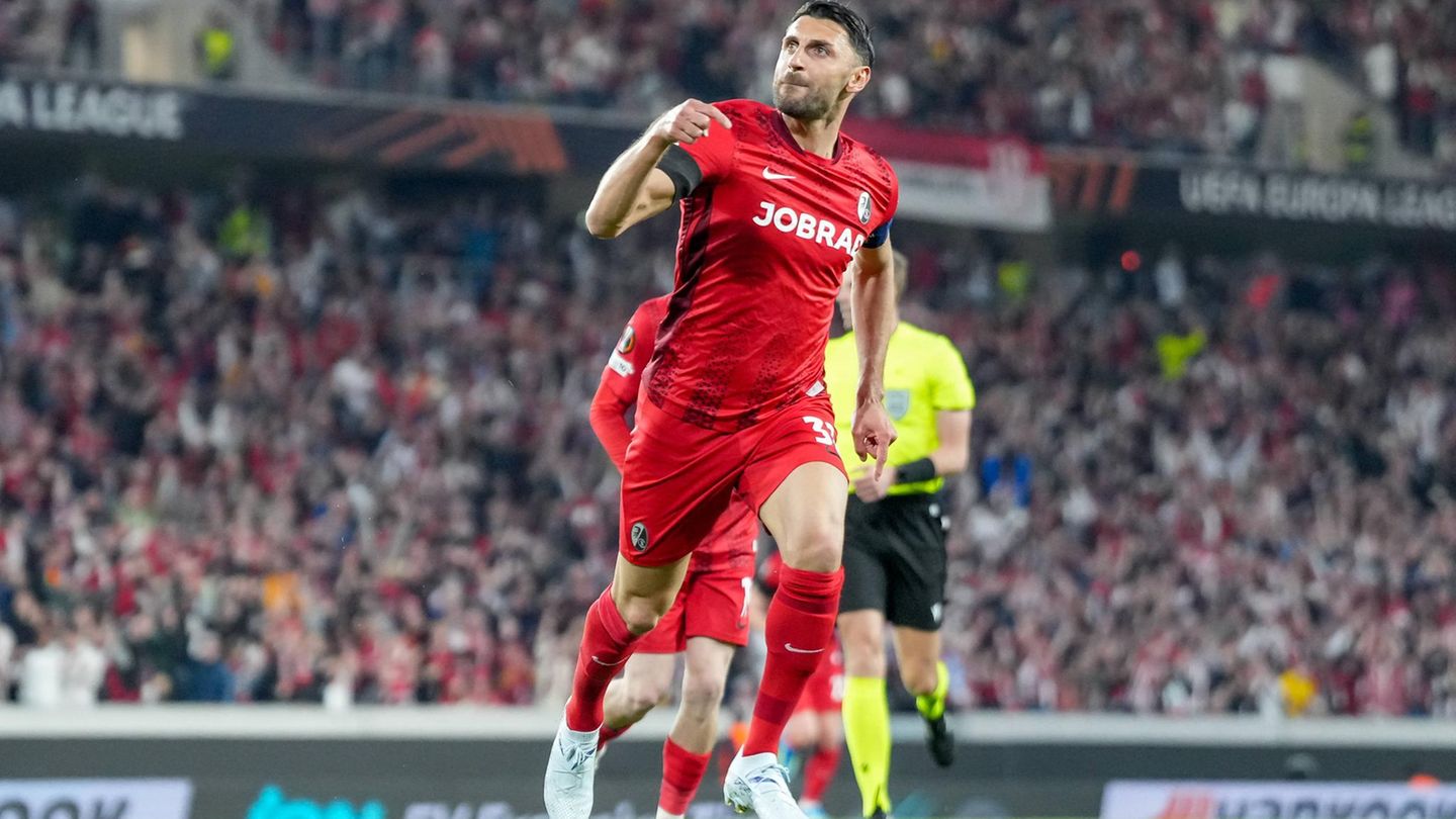 Vincenzo Grifo vom SC Freiburg jubelt nach seinem Tor im Hinspiel