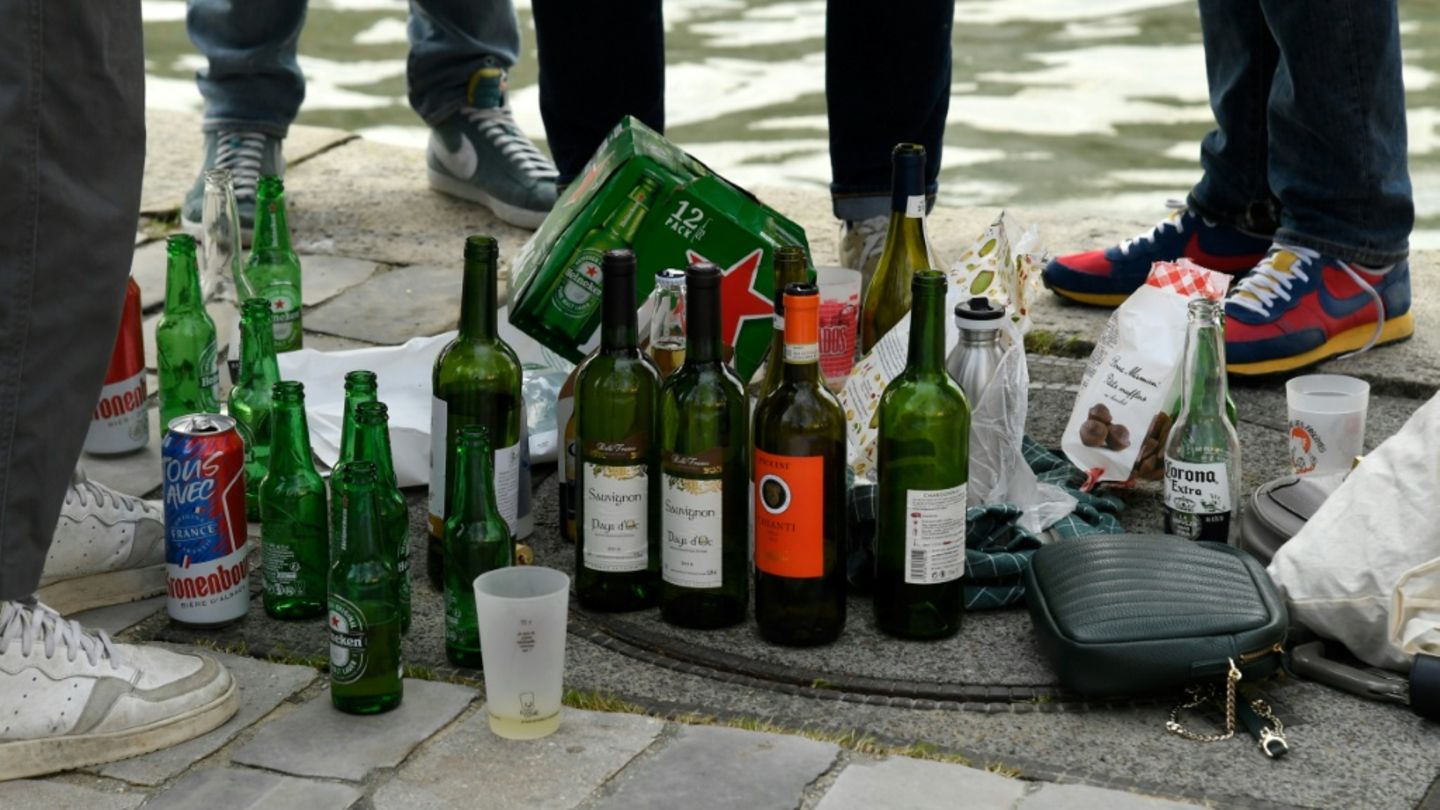 Gruppe von Menschen mit leeren Flaschen
