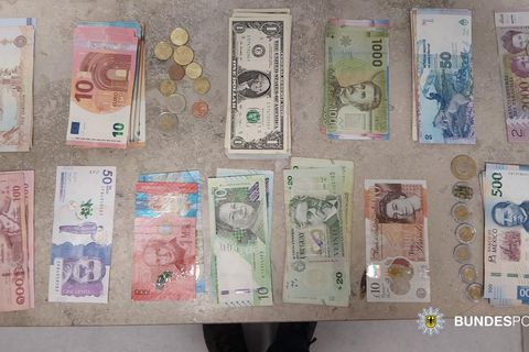 Einen Rucksack mit umgerechnet 5.260 Euro in dreizehn verschiedenen Währungen hat ein Tourist aus Paraguay in einer Münchner S-B