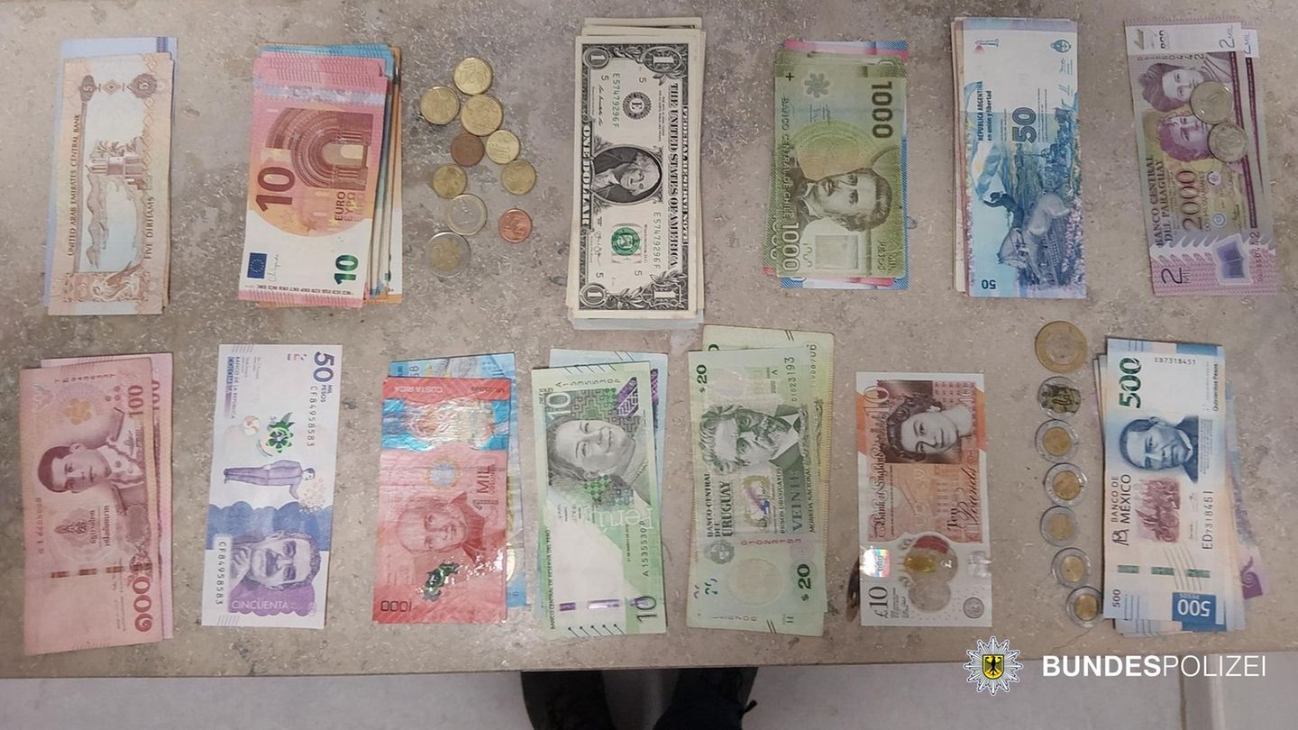 Einen Rucksack mit umgerechnet 5.260 Euro in dreizehn verschiedenen Währungen hat ein Tourist aus Paraguay in einer Münchner S-B