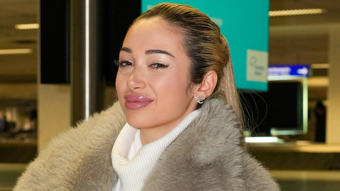 Ariel bei der Rückkehr aus dem Dschungelcamp im Februar 2026 - damals noch mit langem, platinblond-gefärbtem Haar.