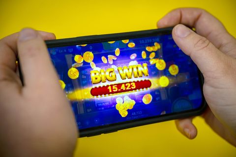 Seit 2021 können Online-Glücksspiele in Deutschland erlaubt werden. (Symbolbild) Foto: Sina Schuldt/dpa