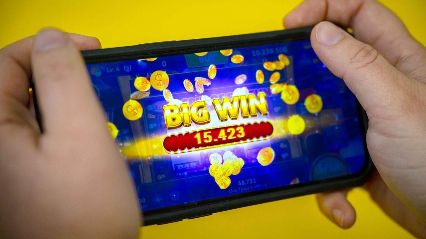 Seit 2021 können Online-Glücksspiele in Deutschland erlaubt werden. (Symbolbild) Foto: Sina Schuldt/dpa