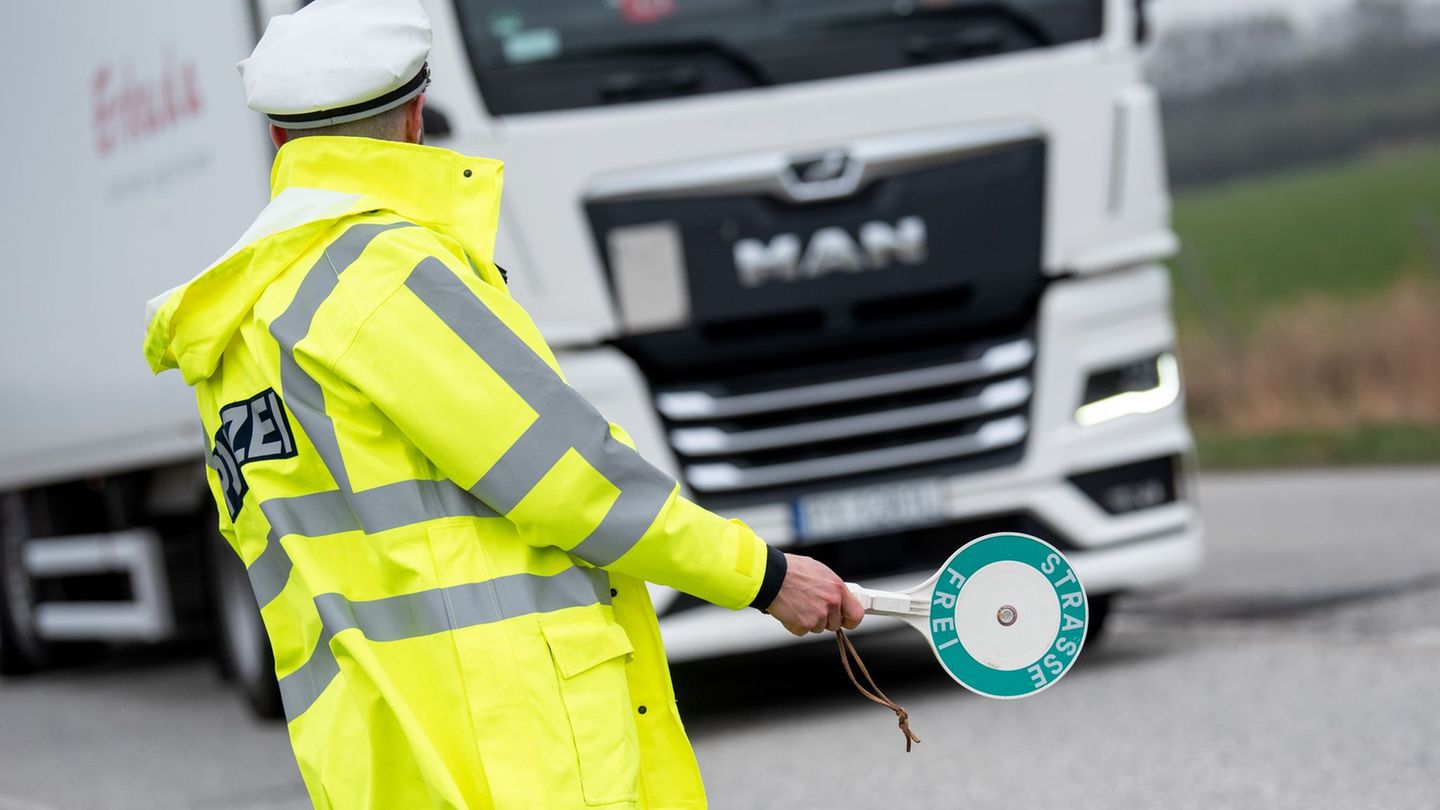 Insgesamt müssen nach dem Schwerpunkttag fast 150 Autofahrer mit Fahrverboten rechnen.(Archiv) Foto: Daniel Bockwoldt/dpa