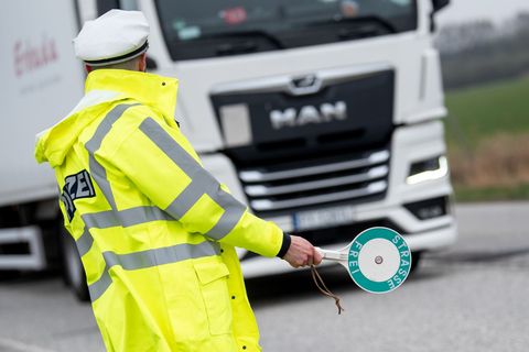 Insgesamt müssen nach dem Schwerpunkttag fast 150 Autofahrer mit Fahrverboten rechnen.(Archiv) Foto: Daniel Bockwoldt/dpa