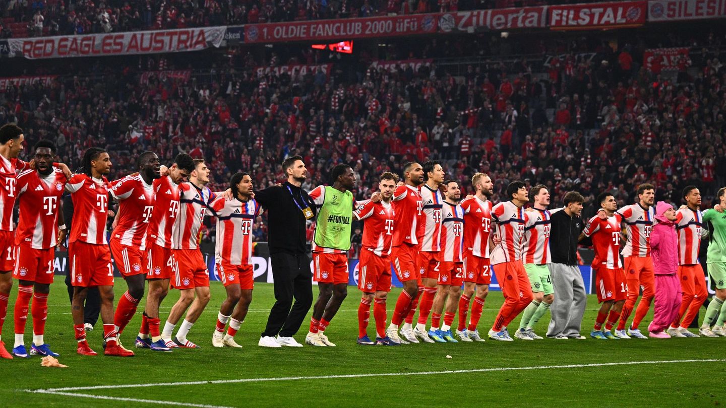 Die Stars des FC Bayern lassen sich feiern. Foto: Tom Weller/dpa