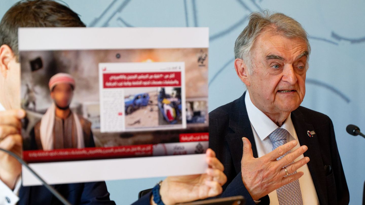 Extremisten nutzen KI für ihre Propaganda, sagt Innenminister Reul. Foto: Henning Kaiser/dpa