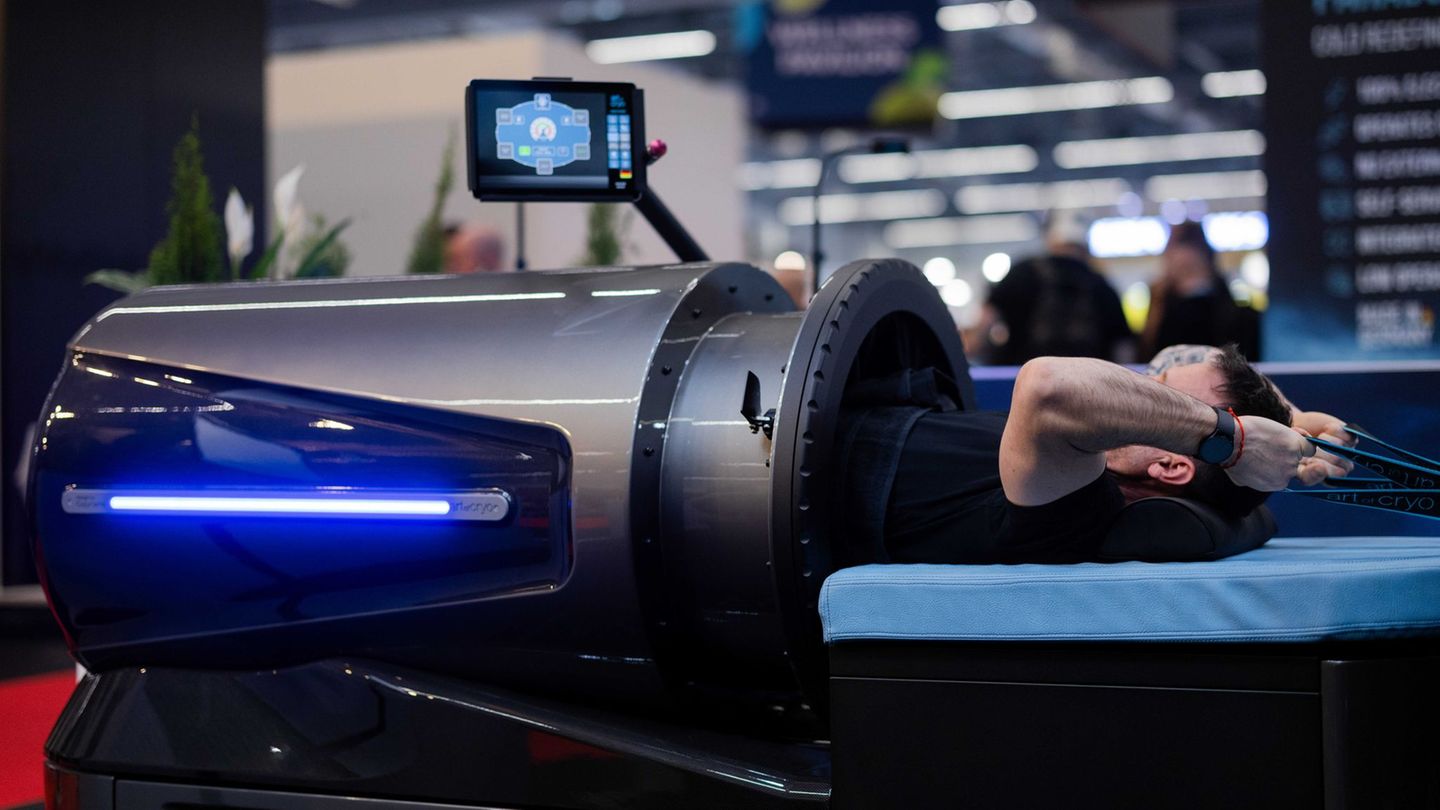 Mit den Armen trainieren, während der restliche Körper im "Flow System" des Geräteherstellers Art of Cryo durch Über- und Unterd