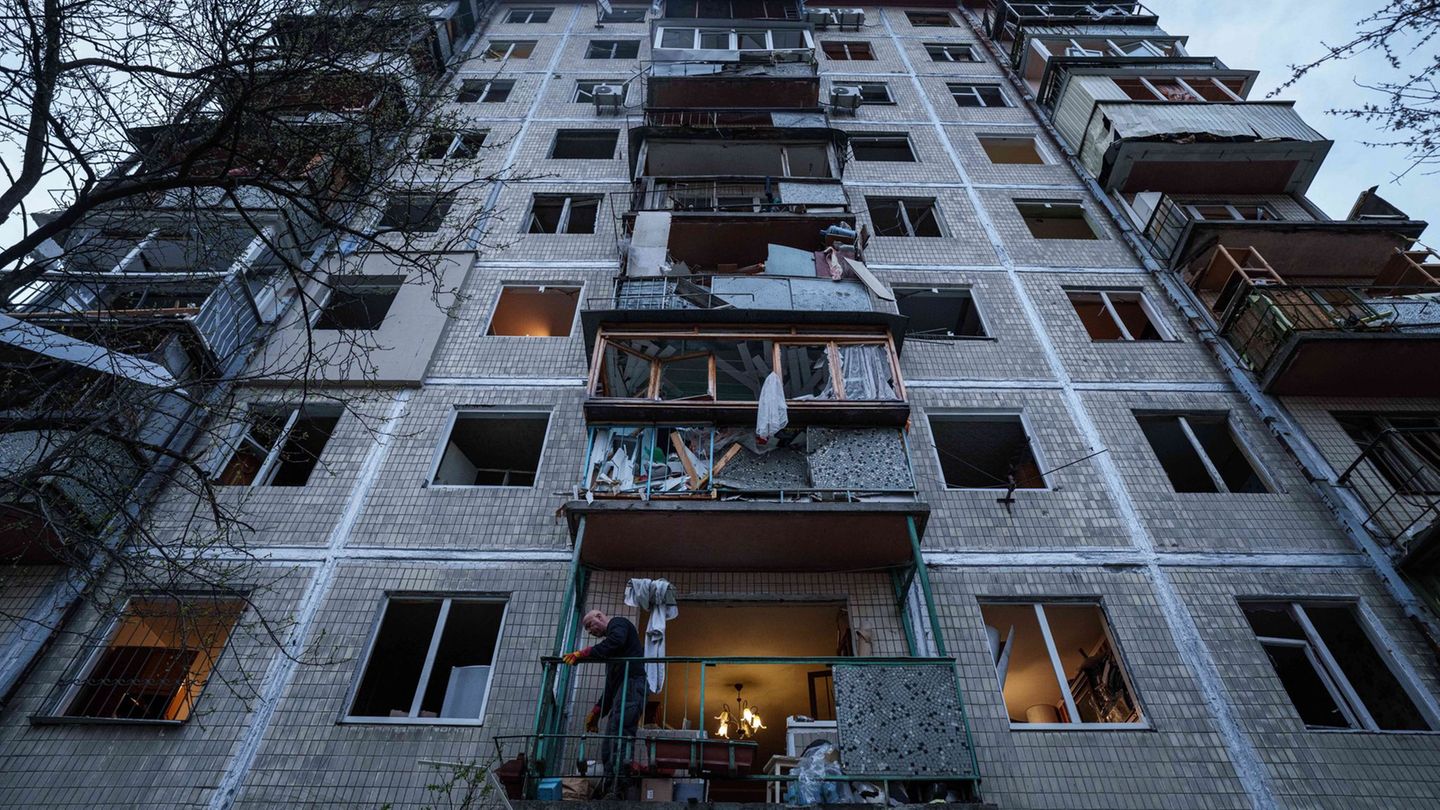 Nach heftigen russischen Angriffen beklagt die Ukraine fast 20 Tote. Foto: Evgeniy Maloletka/AP/dpa