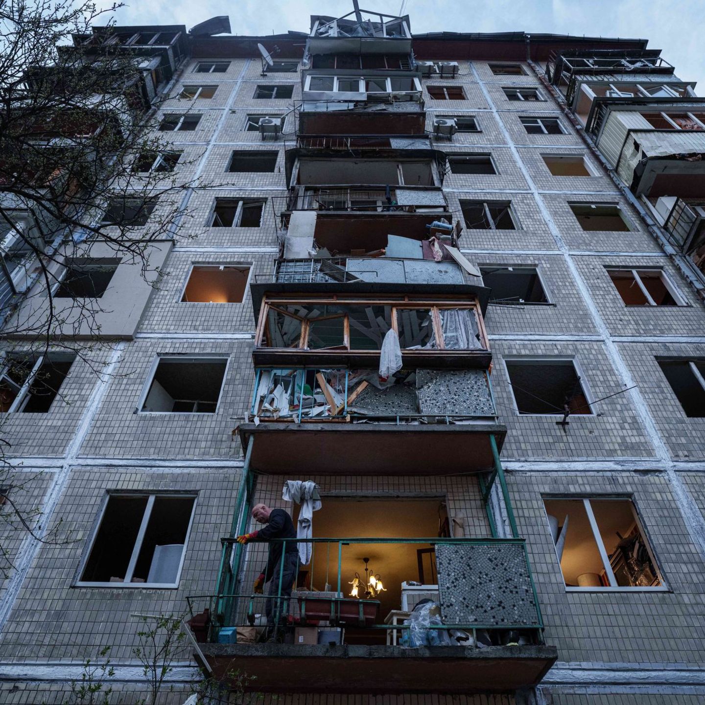 Nach heftigen russischen Angriffen beklagt die Ukraine fast 20 Tote. Foto: Evgeniy Maloletka/AP/dpa