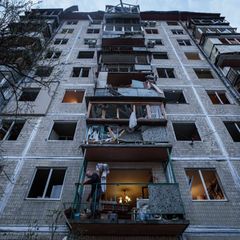 Nach heftigen russischen Angriffen beklagt die Ukraine fast 20 Tote. Foto: Evgeniy Maloletka/AP/dpa