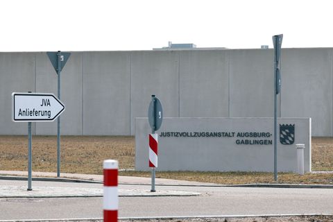 Gegen weitere Mitarbeiter des Augsburger Gefängnisses wurde Anklage erhoben. (Archivbild) Foto: Karl-Josef Hildenbrand/dpa