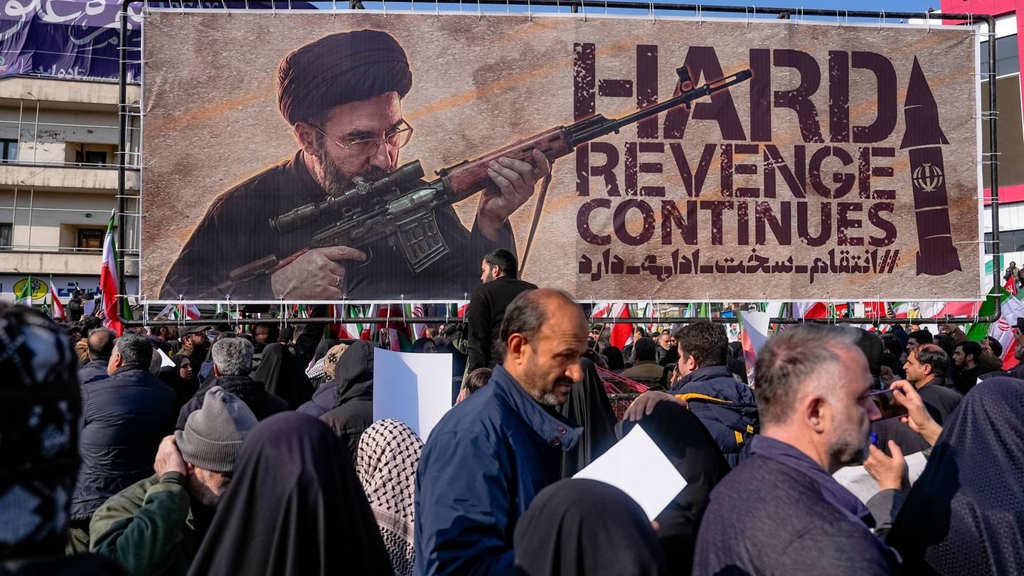 Der neue iranische Ayatollah Mojtaba Chamenei auf einem Plakat auf einer Demo in Teheran
