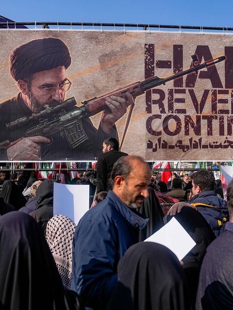 Der neue iranische Ayatollah Mojtaba Chamenei auf einem Plakat auf einer Demo in Teheran