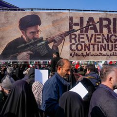 Der neue iranische Ayatollah Mojtaba Chamenei auf einem Plakat auf einer Demo in Teheran