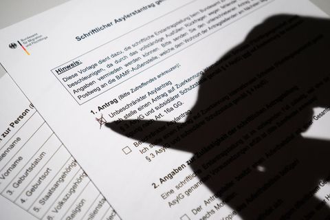 Asylverfahren dürften wieder länger dauern. (Symbolbild) Foto: Julian Stratenschulte/dpa