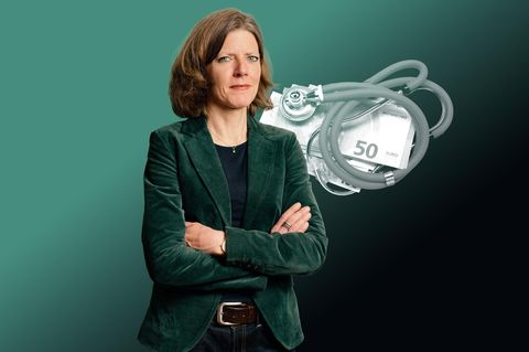 Montage zeigt Nadine Oberhuber vor Geldscheinen und einem Stethoskop