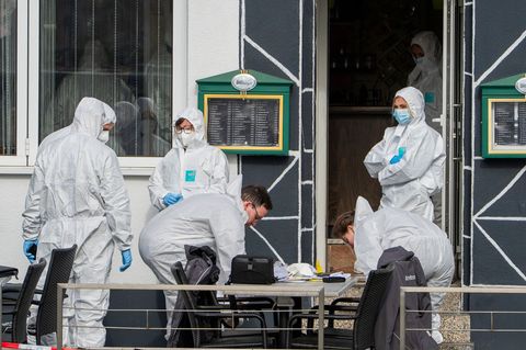Die Polizei sucht derzeit nach dem Verdächtigen. (Archivbild) Foto: Andreas Arnold/dpa
