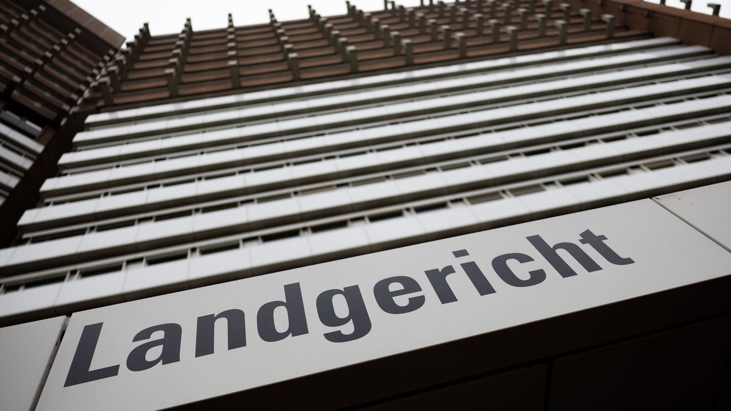 Am Landgericht Köln hat ein Prozess gegen einen Mann begonnen, der im Krankenhaus den Beatmungsschlauch eines Patienten abgeriss