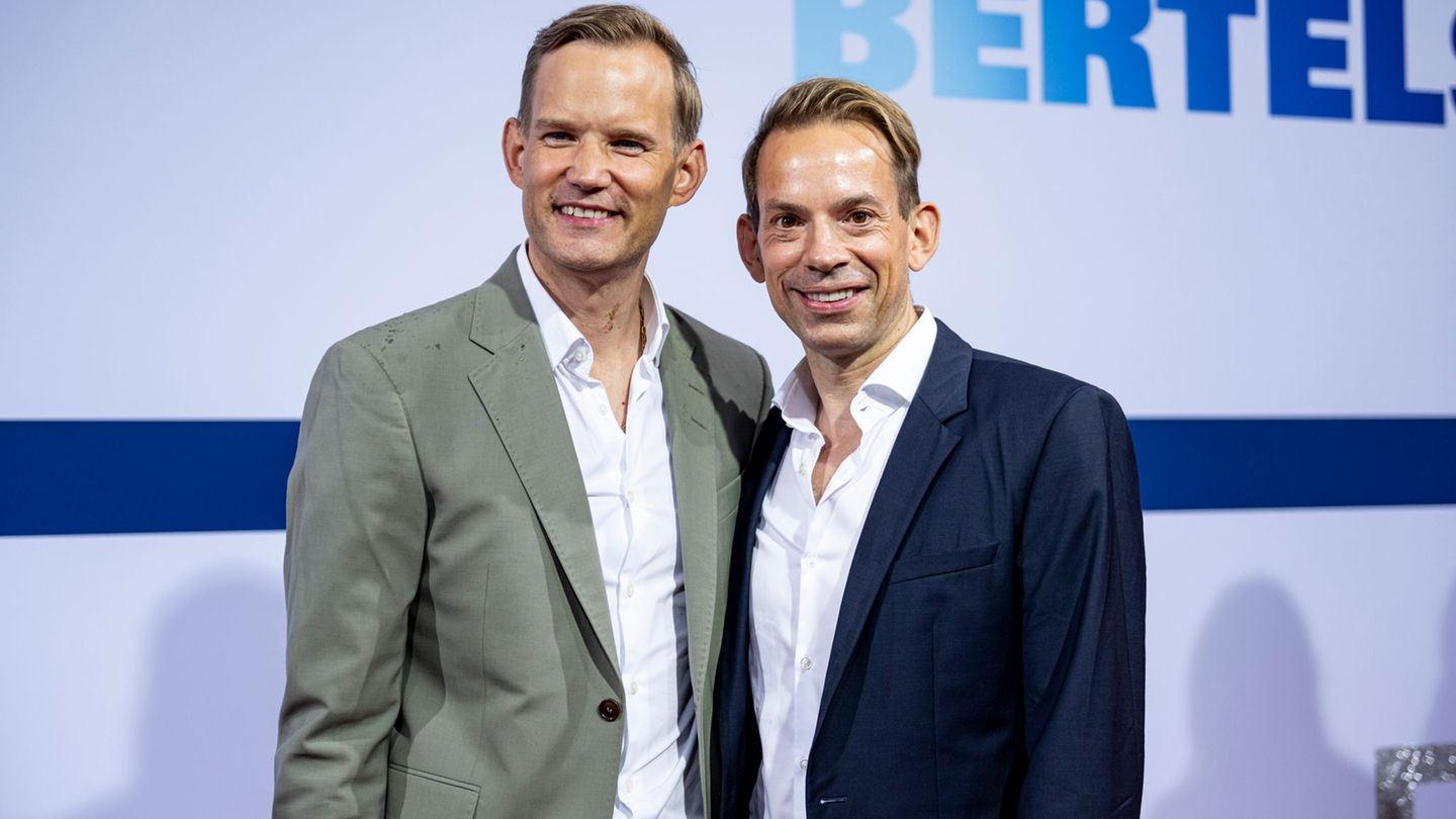Hendrik Streeck (links) und sein Mann Paul Zubeil sind Eltern eines Sohnes. (Archivbild) Foto: Fabian Sommer/dpa