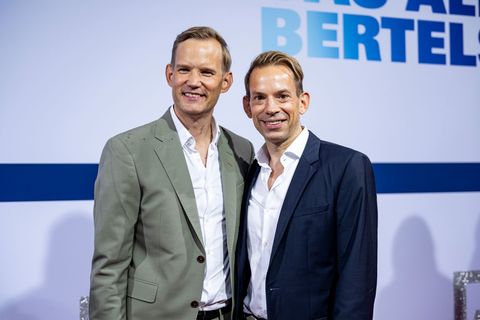 Hendrik Streeck (links) und sein Mann Paul Zubeil sind Eltern eines Sohnes. (Archivbild) Foto: Fabian Sommer/dpa