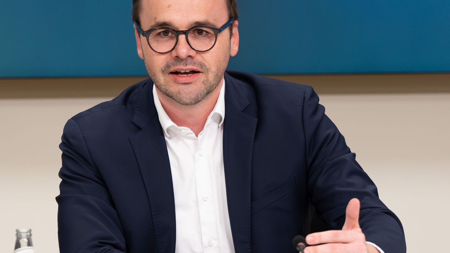 Brandenburgs Innenminister Jan Redmann zeigt sich besorgt aufgrund einer Zunahme rechter Gewalt. (Archivbild) Foto: Soeren Stach